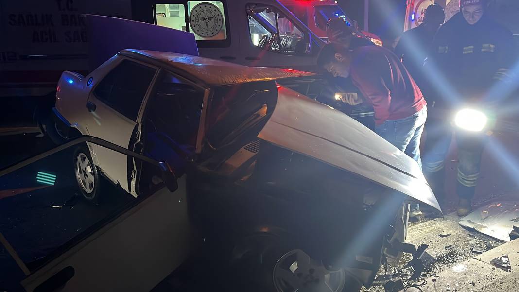 Konya'da otomobiller çarpıştı! Kağıt gibi ezildi: 5 yaralı 3